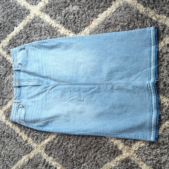 NWT Ann Taylor Weekend Unpicked Hem Denim Skirt in Light Wash Indigo 12 - Picture 8 of 11